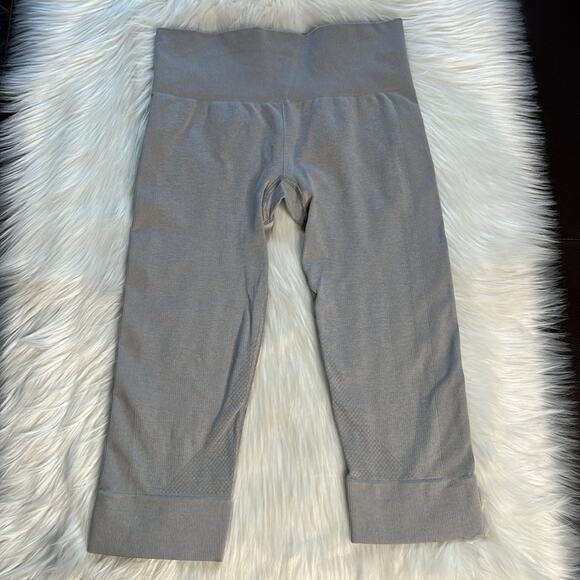 Lululemon Heathered Gray Seamlessly Street Crop - Picture 2 of 9